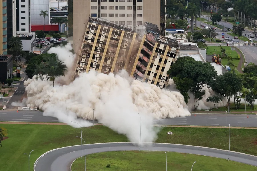 Tradicional hotel de luxo é implodido no centro de Brasília; VEJA VÍDEO DO MOMENTO!