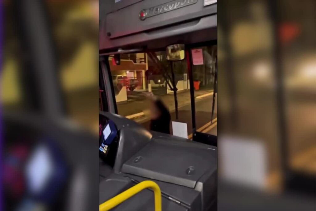Homem ameaça passageiros e quebra vidro de ônibus em Florianópolis; VEJA VÍDEO!