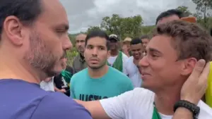 Carlos Bolsonaro se junta à caminhada de Nikolas Ferreira rumo a Brasília