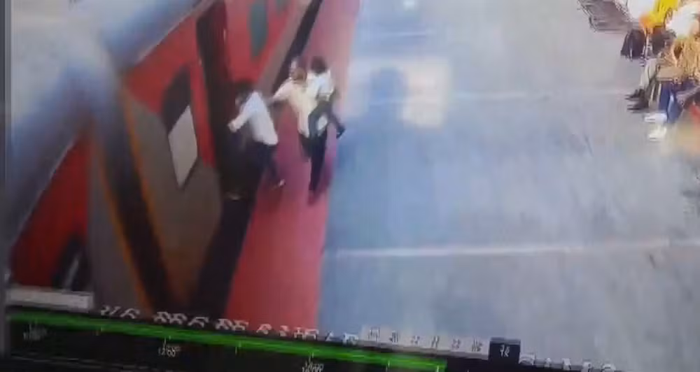 Vídeo chocante mostra pai e filho sendo arrastados por trem na Índia; veja