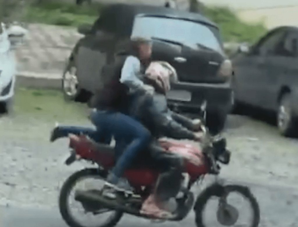 Ladrão de celular foge dando pulo de pernas abertas; VEJA VÍDEO!