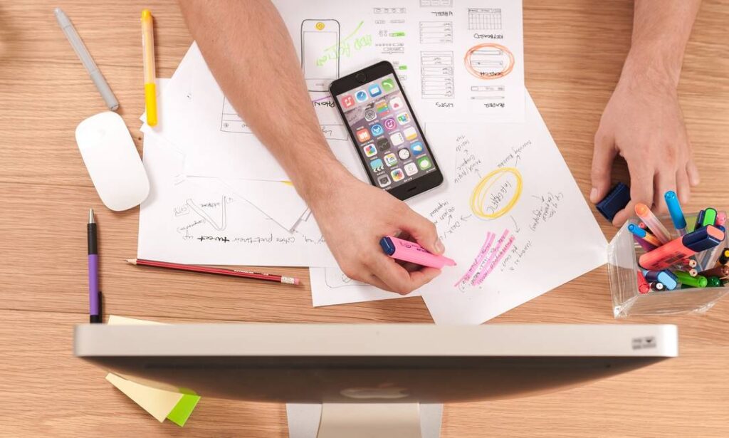 Freela, bico ou empreendedorismo? Qual realmente vale a pena hoje