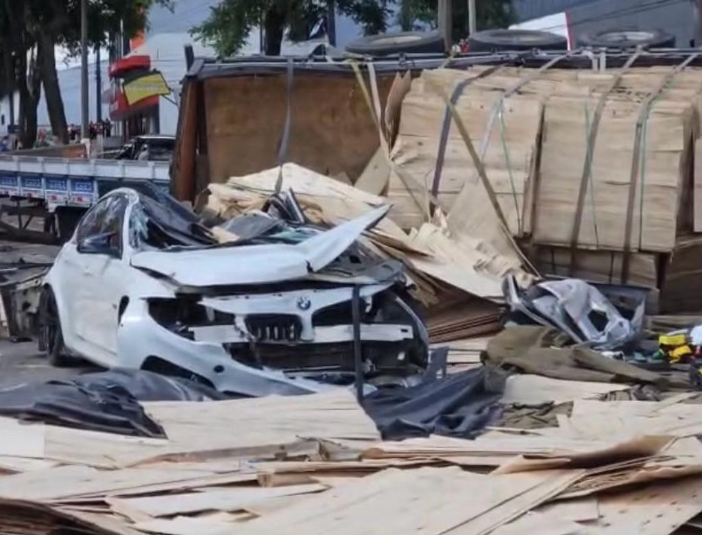 Vídeo mostra momento em que carreta atinge 14 veículos em grave acidente; ASSISTA!