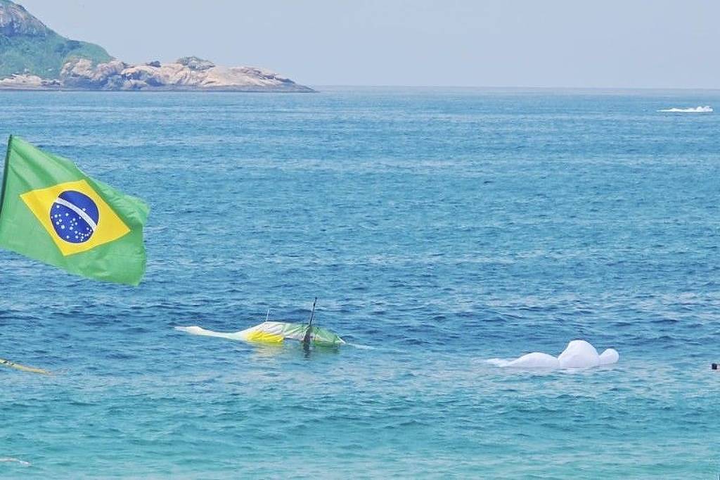 Instrutor e turista morrem em queda de asa-delta no mar do RJ; VEJA VÍDEO!