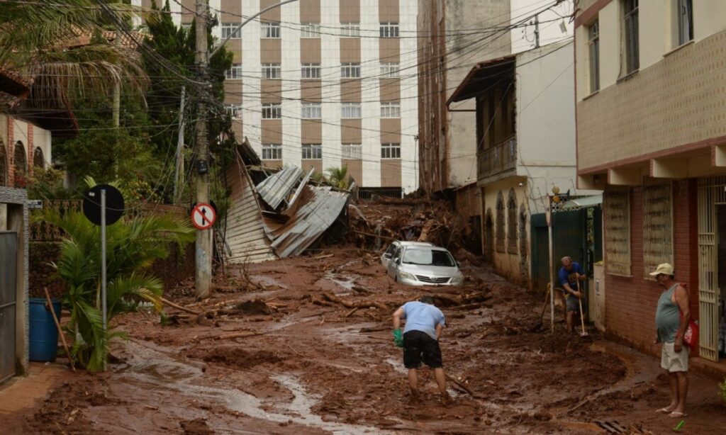 Ruas, mansões e barracos engolidos por lama em Juiz de Fora; VEJA VÍDEO!