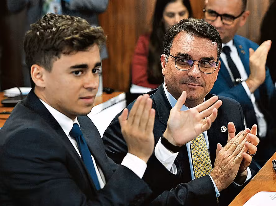 Nikolas Ferreira declara apoio a Flávio Bolsonaro e rebate críticas nas redes