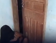 Mulher é arremessada de casa e quase tem as pernas quebradas pelo companheiro; VEJA VÍDEO!