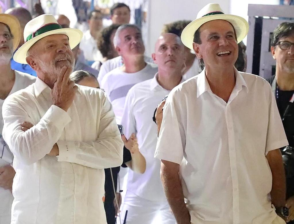 Eduardo Paes, prefeito do Rio, é flagrado supostamente imitando pessoas cegas em camarote; VEJA VÍDEO