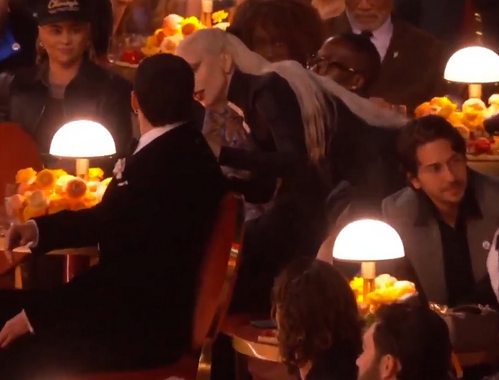 Bad Bunny leva susto com Lady Gaga no Grammy 2026; veja vídeo