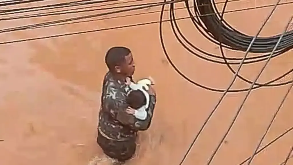 Vídeo mostra soldado salvando bebê em meio à inundação em MG; ASSISTA!