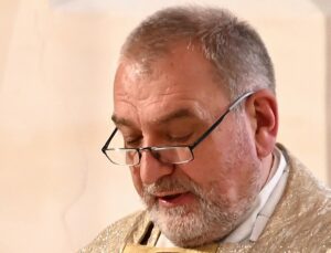 Padre de 59 anos morre no altar durante missa de domingo; VEJA VÍDEO