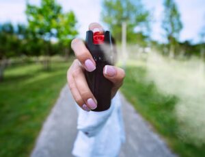Projeto que permite spray de pimenta para mulheres é aprovado; veja regras