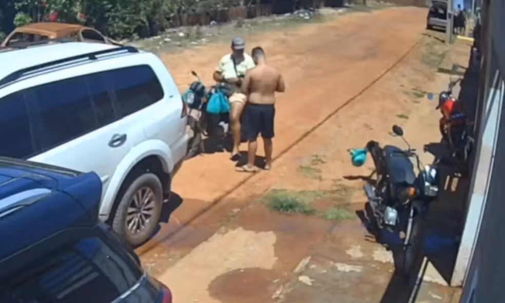 Cachorro aproveita descuido, furta marmita com frango assado e foge; VEJA VÍDEO