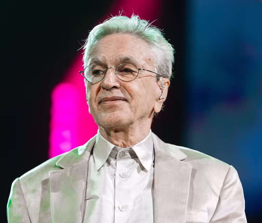 Justiça condena internauta por chamar Caetano Veloso de “pedaço de m*rda”