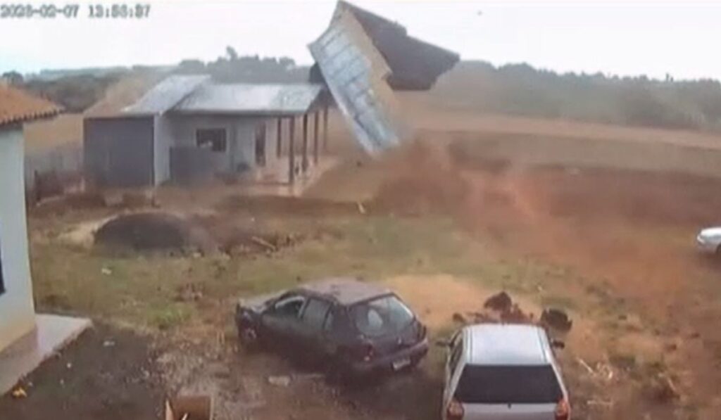 Câmera registra momento em que tornado de 116 km/h arranca telhado de casa; VEJA VÍDEO!