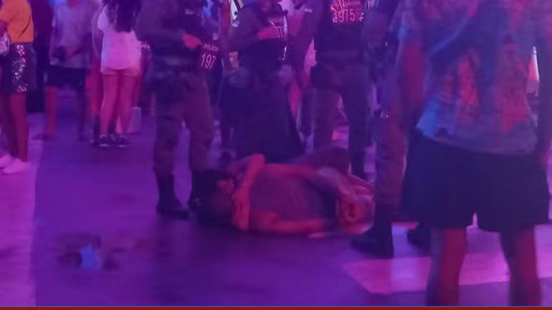 Mulher tenta impedir prisão do companheiro no Carnaval do Recife e cena chama atenção; veja vídeo
