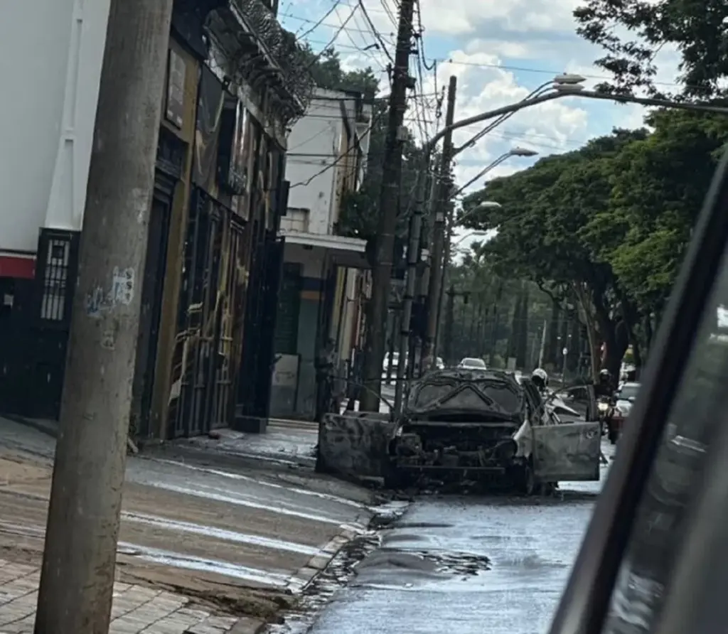 Carro pega fogo em avenida de Ribeirão Preto; Veja o vídeo