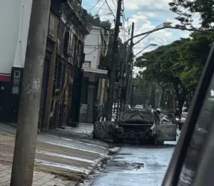 Carro pega fogo em avenida de Ribeirão Preto; Veja o vídeo