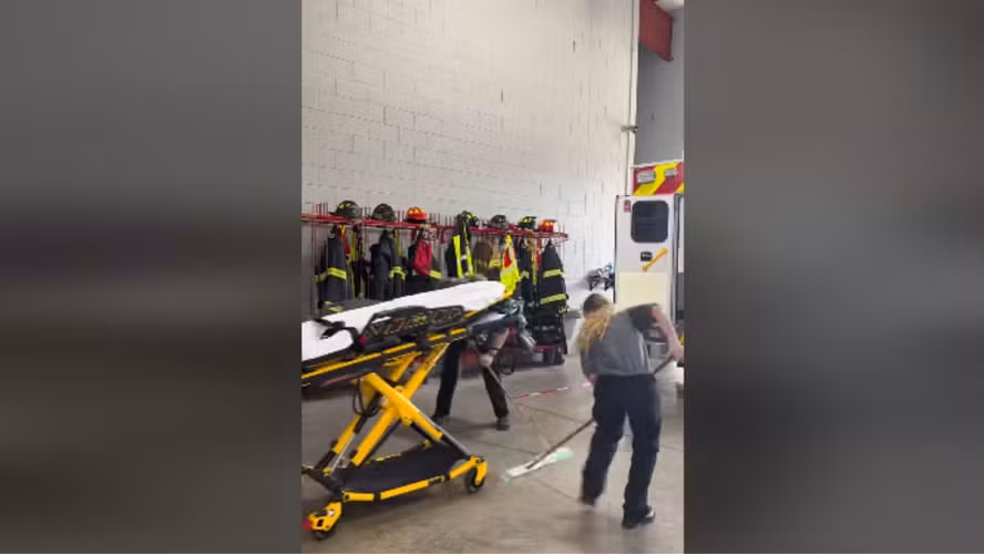 Bombeiros entram no clima das “Olimpíadas de Inverno” e improvisam partida de ‘curling’; veja vídeo