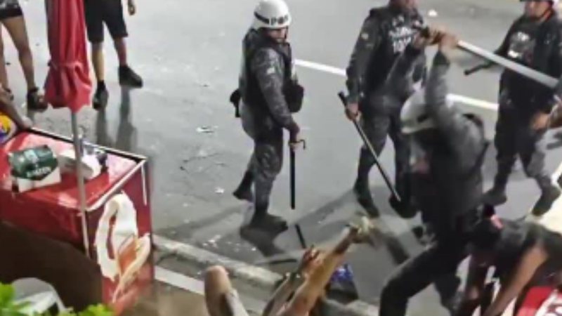 Catador arremessa lata contra PM durante Carnaval; veja vídeo