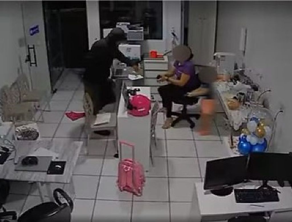 Vídeo mostra bandido invadindo escritório e roubando mãe com criança no colo; Saiba mais!