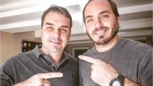 Carlos Bolsonaro cobra PL por falta de exposição de Flávio como pré-candidato