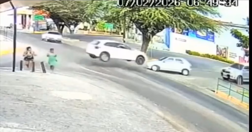Carro ‘voa’ e quase atinge duas mulheres em (PE); veja vídeo