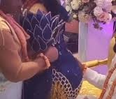Noiva senta sete vezes no colo do sogro em ritual da Nigéria; VEJA VÍDEO