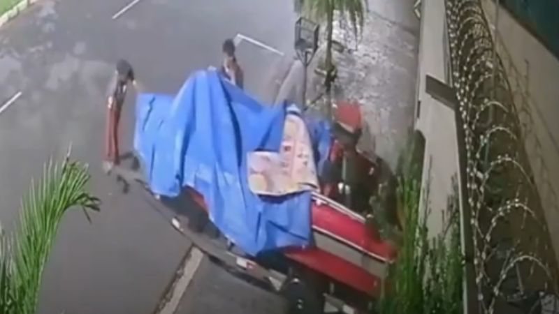 Portão aberto termina em furto de lancha avaliada em R$ 80 mil em Uberlândia; veja vídeo