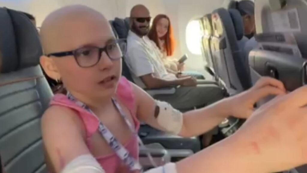 Passageiros em avião aplaudem menina de 8 anos que venceu câncer raro; Veja Vídeo