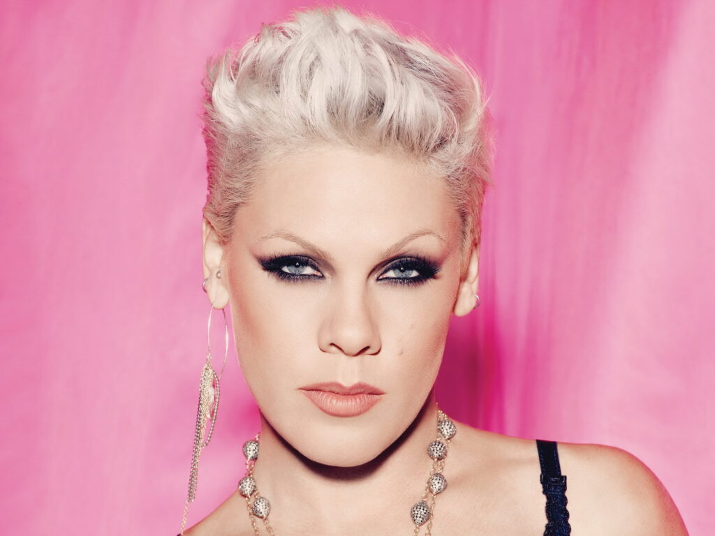 Cantora Pink se pronuncia após revista afirmar que seu casamento acabou