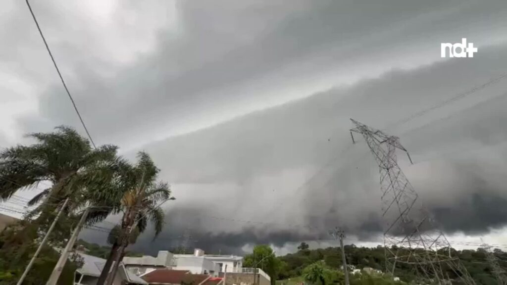 Nuvem gigante ‘engole’ cidade de SC e provoca mudança brusca no tempo; VEJA VÍDEO!