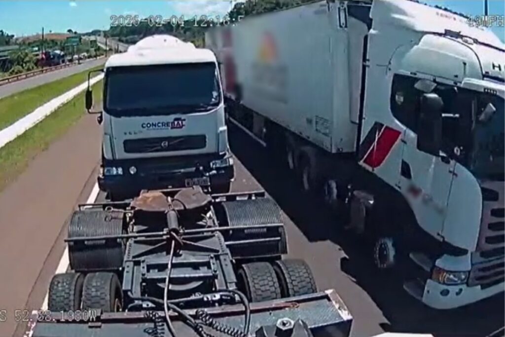Caminhão guinchado tomba após batida provocada por outro veículo em SC; VEJA VÍDEO!