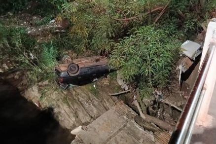 Vídeo mostra carro atingindo moto e poste antes de cair em córrego; Assista!