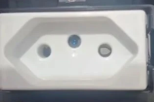 Funcionária descobre câmera escondida em banheiro de empresa; VEJA VÍDEO!