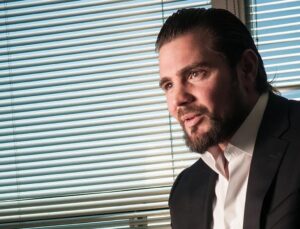 Celular do empresário Daniel Vorcaro tem vídeos de orgia envolvendo deputados; VEJA