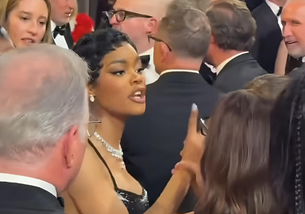 Atriz de filme premiado acusa segurança de empurrão durante o Oscar; veja vídeo