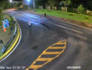 Coelho de Páscoa é furtado por homem no meio da rua à noite; VEJA VÍDEO
