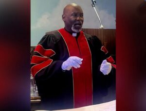 Pastor empurra fiel idosa na escada de igreja e câmera flagra tudo; VEJA VÍDEO