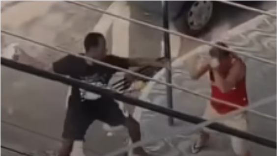 Morador de rua joga sacola de fezes em homem durante briga; veja vídeo