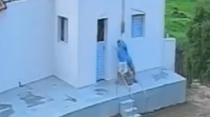 Filho agride pai idoso de 91 anos e é flagrado por câmera; VEJA VÍDEO!