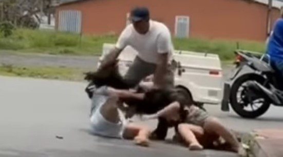 Mulher é agredida pelo companheiro após briga na rua; veja vídeo