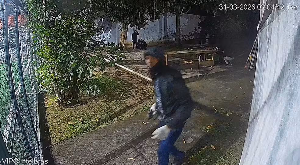 Vídeo mostra invasão e MC Poze sendo rendido por bandidos armados em Mansão; Assista