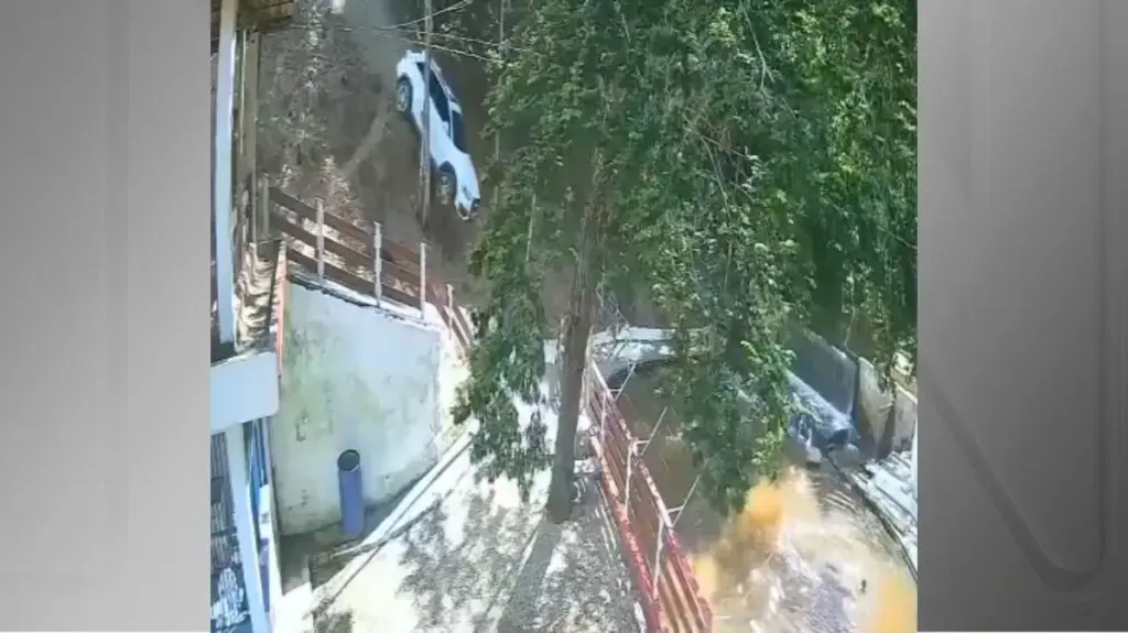 Motorista desce ribanceira e carro cai em piscina de parque aquático; VEJA VÍDEO!