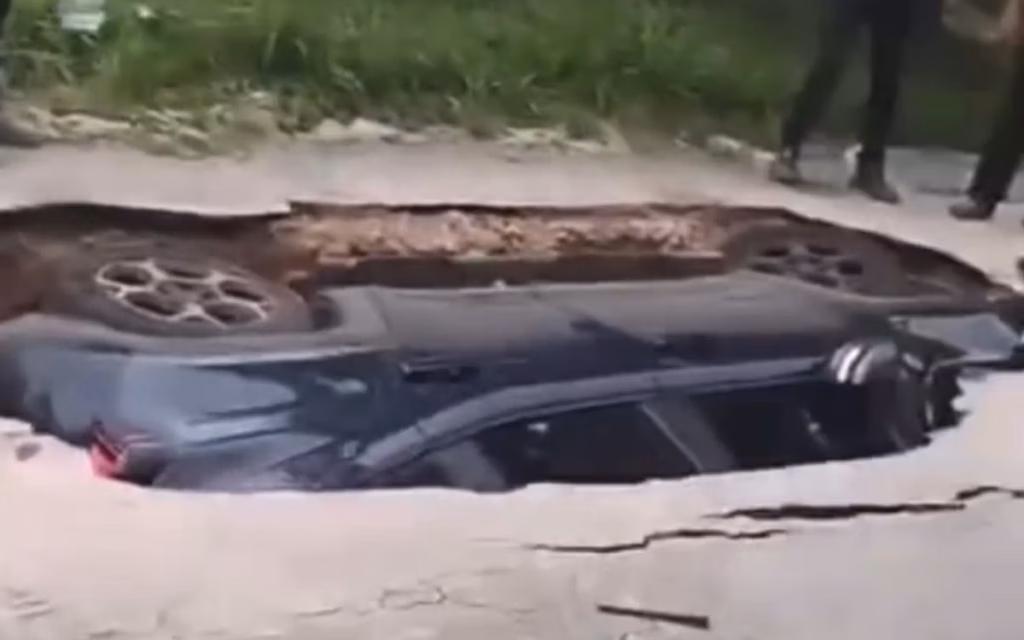 Carro é ‘engolido’ por cratera em rua de Contagem; moradores relatam falta de sinalização; VEJA VÍDEO!