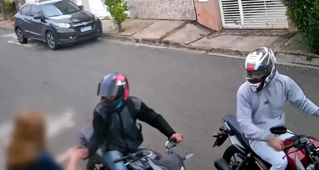 Mulher é assaltada por criminosos em moto enquanto estava na calçada; VEJA VÍDEO!