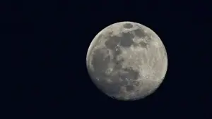 Artemis II completa volta ao redor da Lua após superar recorde de distância da Apollo 13