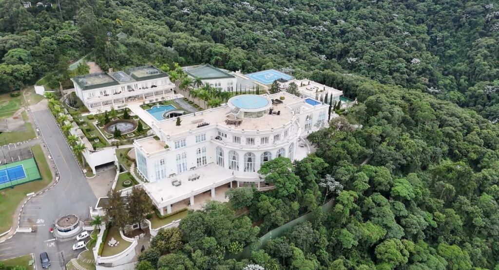 Maior casa do Brasil é quase do tamanho do Coliseu, vale R$ 1 bilhão e abriga casal famoso; veja fotos!