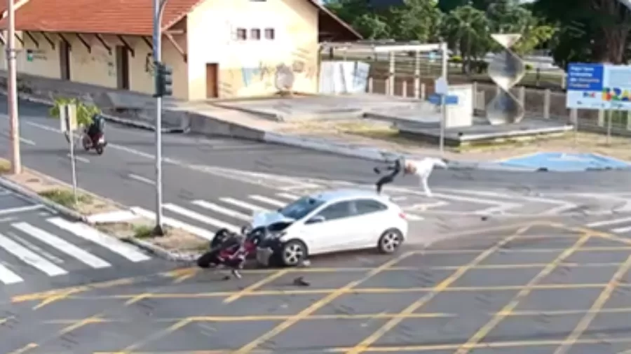 Vídeo mostra motociclista sendo atropelado e arremessado ao ar no Piauí; Assista!