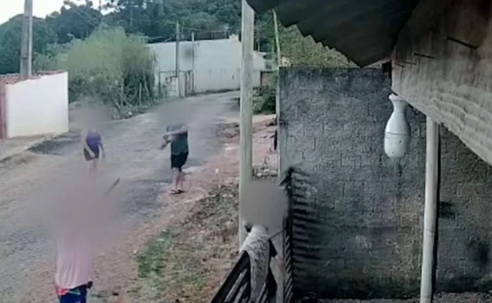 Briga de vizinhos termina com ataque de tijolos; VEJA VÍDEO!